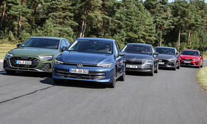 Audi A3, VW Golf, Skoda Octavia, Hyundai i30 und Kia Ceed fahren in einer Formation über eine Straße.