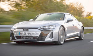 Audi S e-tron GT Facelift (2024); fahrend von vorne rechts