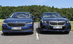 Skoda Superb Combi/BMW 5er Touring; fahrend von vorne