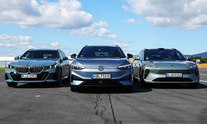 BMW i5 Touring/VW ID.7 Tourer/Nio ET5 Touring; fahrend; Gruppenfoto; Elektroautos; Kombis; Frontalsicht