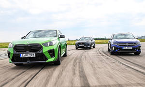 BMW X2 M35i/Cupra Formentor VZ/VW T-Roc R; fahrende Autos; SUV; Frontansicht