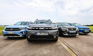 VW T-Cross/Dacia Duster/Seat Arona/Kia Stonic; fahrend; Frontalsicht; SUV; Außenansicht; Gruppenbild