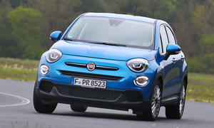 Der Fiat 500X (2018) fährt durch eine Rechtskurve, von vorne fotografiert.