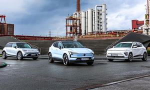 Smart #1/Volvo EX30/Hyundai Kona Elektro; Außenansicht; stehend; Elektro-SUV; Gruppenbild; Frontansicht