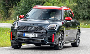 Mini John Cooper Works Countryman All4; fahrend von vorne rechts