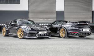 Porsche 911 Turbo S und Porsche 911 Turbo S Cabrio von Friedrich Performance Manufaktur; statisch nebeneinander.