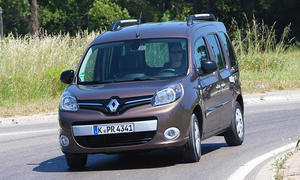 Der Renault Kangoo (2013) fährt durch eine Linkskurve, von vorne fotografiert.