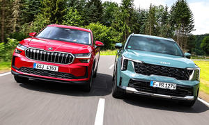 Skoda Kodiaq/Kia Sorento; Gruppenbild; zwei Autos; SUV; fahrend; Frontansicht