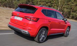 Der Seat Ateca (2020) fährt durch eine Linkskurve, von hinten rechts fotografiert.