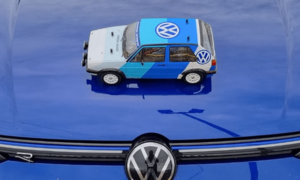 Der Tamiya-Golf auf einer VW Golf R Motorhaube.