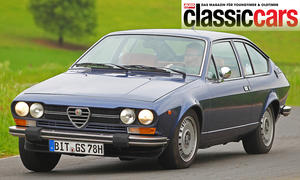 Die Alfa Romeo Alfetta GTV 2.0 fahrend von schräg vorne