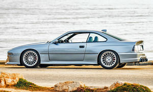 Der BMW 858 CSL stehend von der linken Seite.