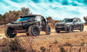 Dacia Sandrider/Dacia Duster; Gruppenbild; Außenansicht; Staubpiste; Frontansicht; stehend