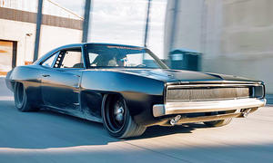 Der Speedkore Dodge Charger Hellacious fahrend von schräg vorne.