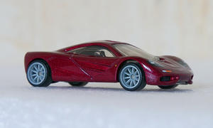 McLaren F1 von Hot Wheels; Modellauto; Spielzeugauto; Supersportwagen; Frontansicht