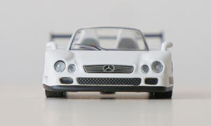 Kyosho Mercedes CLK GTR Roadster; Modellauto; 1:64; 1/64; 1 64; stehend; Außenansicht; Frontalsicht