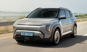 Kia EV3 (2024); fahrend, schräg vorne