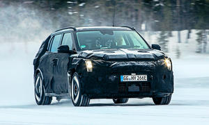 Kia EV3 (2024): Außenansicht; Blick von vorne; Fahrendes Auto im Schnee; Elektroauto; SUV