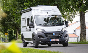 Knaus Boxlife Pro 600 Street (2024); fahrend, schräg vorne