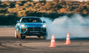 Der Lamborghini Urus SE (2024) im Drift von vorne fotografiert.