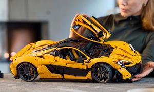 Lego Technic McLaren P1; stehend, Seite, mit geöffneter Scherentüre