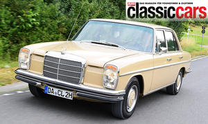 Der Mercedes 250 2.8 (W114) fahrend von schräg vorne