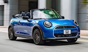 Das Mini Cabrio (2025) fahrend von schräg vorne fotografiert.