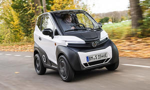 Der Silence S04 Nanocar (2024) fährt über eine Landstraße, von schräg vorne fotografiert.