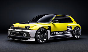 Der Renault 5 Turbo 3E (2025) statisch von schräg vorne.