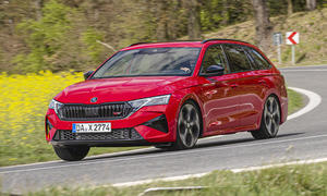 Skoda Octavia RS Combi Facelift fahren von vorne.