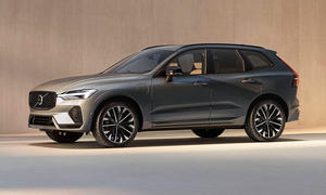 Blick von schräg vorne auf das Volvo XC60 Facelift (2025).