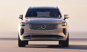 Volvo XC90 Facelift (2024); Außenansich; stehend; SUV; Frontalsicht