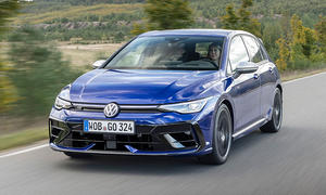 Der VW Golf R Facelift (2024) auf der Landstraße, von schräg vorne fotografiert.