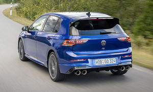 Der VW Golf R Facelift (2024) auf der Landstraße, von schräg hinten fotografiert.