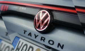 VW Tayron (2025); Schritzug, VW-Zeichen und Leuchtenband