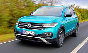 Blick von vorne auf den fahrenden VW T-Cross (2019).