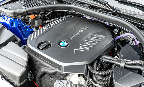 Der Motor des BMW 320d xDrive Touring in der Detailaufnahme