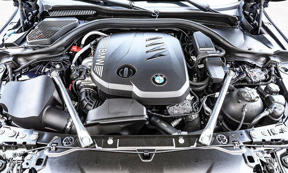 BMW 5er Touring; Motor in Detailaufnahme