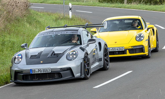 Porsche 911 Turbo S und Porsche 911 GT3 RS hintereinander auf einer Landstraße