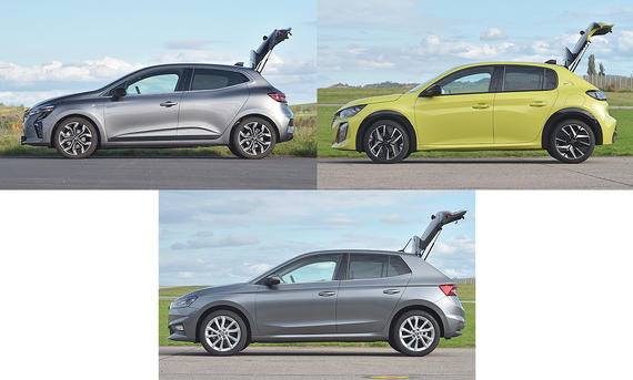 Mitsubishi Colt Hybrid, Peugeot 208 Hybrid und Skoda Fabia von links mit geöffneter Kofferraumklappe fotografiert, Collage dreier Fotos.