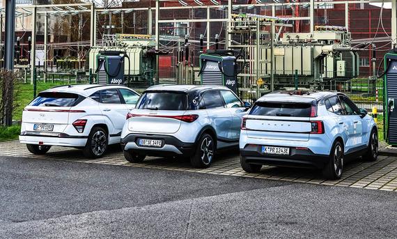 Hyundai Kona Elektro, Smart #1 und Volvo EX30 stehend von hinten an der Ladesäule