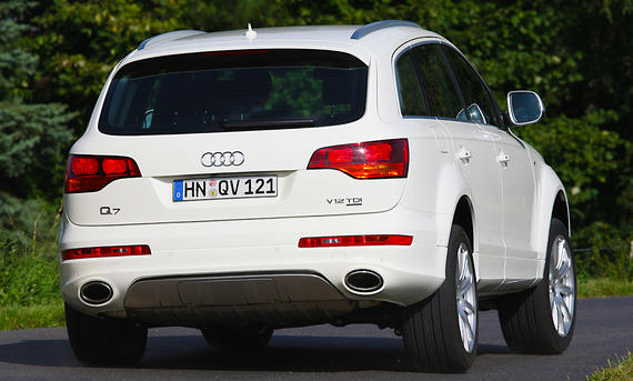 Audi Q7 V12 TDI von hinten während der Kurvenfahrt fotografiert.