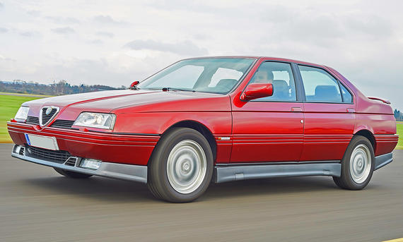 Der Alfa Romeo 164 Q4 fahrend von vorne