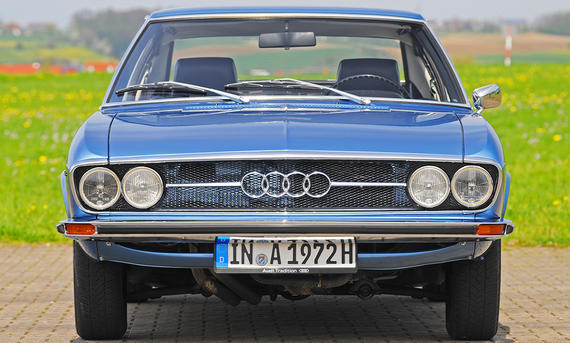 Das Audi 100 Coupé S stehend von vorne