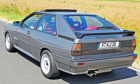 Der Audi Quattro 20V fahrend von hinten