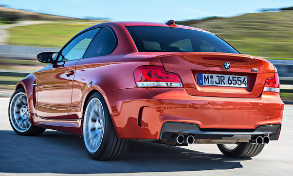 Das BMW 1er M Coupé fahrend von hinten