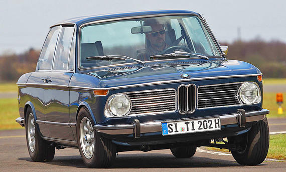 Der BMW 2002 tii fahrend von vorne