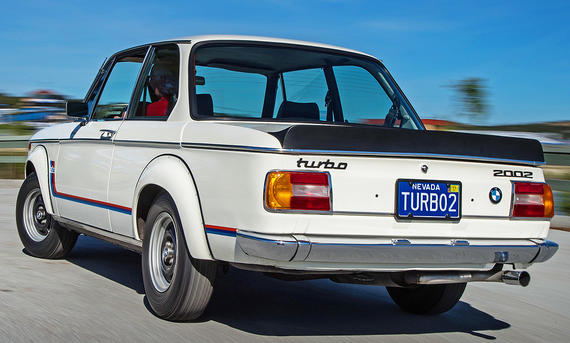 Der BMW 2002 Turbo fahrend von hinten