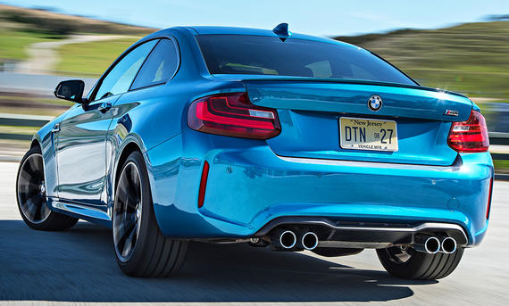 Der BMW M2 fahrend von schräg hinten