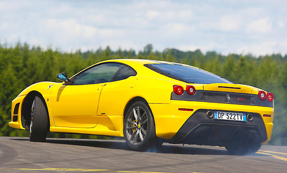 Der Ferrari 430 Scuderia fahrend von schräg hinten fotografiert.